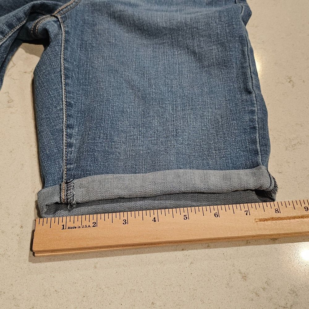 Levi's Women's Classic Bermuda‎ Shorts Cuffed Hem Denim Size 26 - Picture 13 of 14